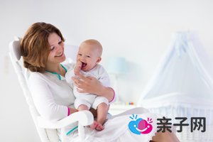 月子里宝宝脸一边大一边小怎么睡